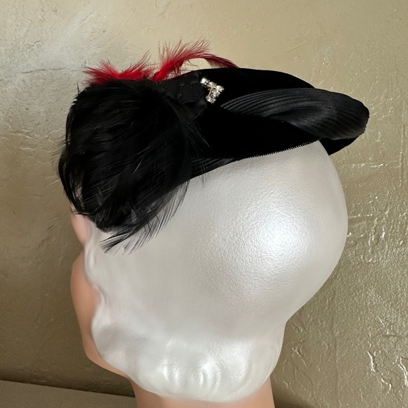 FASHIONABLE 1950s\' BLACK VELOUR CAP WITH DRAPED SATIN TRIM +  BLACK/RED FEATHERS main image 7